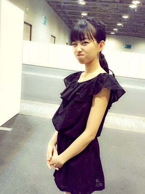 隣で織田奈々がサラダを食べています。生ハムとモッツァレラチーズは残しています。美味しいものは最後に食べる派みたいです^^* - 画像2