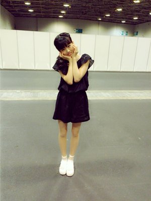 隣で織田奈々がサラダを食べています。生ハムとモッツァレラチーズは残しています。美味しいものは最後に食べる派みたいです^^* - 画像3