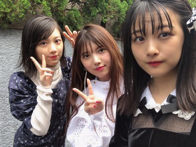 うしろでゆいぽんが寝てるよ。笑のサムネイル