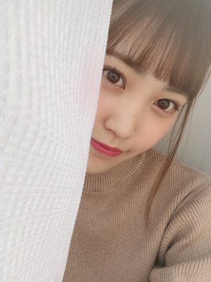カーテンからひょっこり〜のサムネイル