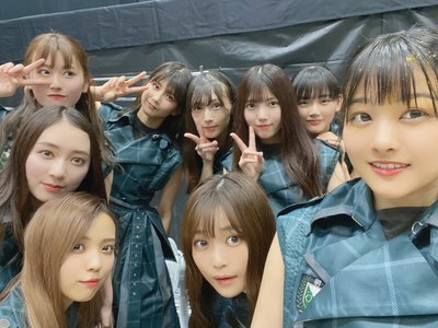 LIVEのリハーサルが始まって、ある日のリハが終わった夜中に新しい靴を買ったんですよ〜そうしたら、次の日ゆいぽんがそれを履いててね、まだ誰にも話してないけど、色も形も全くお揃いだからマネしたみたいで履きにくいよね〜🙃🙃🙃笑 - 画像2