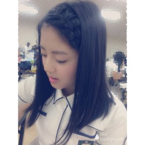 ＼︎︎バスに乗る時は大体一番前に乗ります。景色見えた方が酔わないから( ¯−¯ )。って乗り物酔いなんてもうしないんですけどね。なんとなく。❤︎︎300／ - 画像1