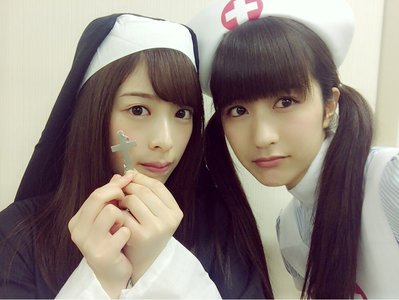 ＼︎︎皆さんが握手会などで送って下さる祝花の板に書いてあるメッセージって、個性があって面白いんですよね。最近で面白いなって思ったのは、この前の握手会の『勇者ヨシヒコ』に絡めたやつ。❤︎︎322／ - 画像3