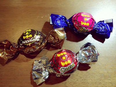 おりかからもらったチロルチョコを食べました。ちなみにショートケーキの絵が書いてある味です( *ˊᵕˋ)ﾉ - 画像2
