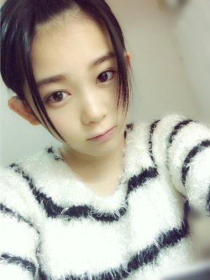 前髪が伸びて、切ろうか迷ってる。みんなには切ったほうがいいっていわれるけど、幼くなるからなぁ。後ろ髪の長さも切るか迷う。あ、あと色も。いろんな人の意見が聞きたいから是非握手会とかで聞かせてほしいな～～281～ - 画像1