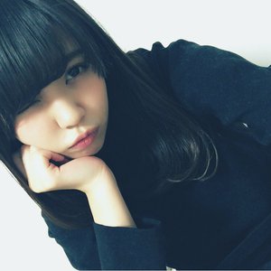 座り方と頬杖つきながら照れ笑い☆彡のサムネイル