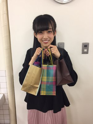 大好きなチョコレートをもらいました!種類がいくつかあるのでどれから食べようか迷う～〜\( ¨̮ )/♡食べ過ぎには気をつけないと!!(　˙࿀˙　)のサムネイル