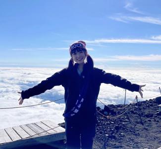 雲より高いところに登りました　小川彩のサムネイル