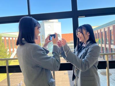 駅の中をモンキチョウが飛んでた - 画像1