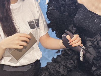 最後の姿は黒いドレスに包まれていました。　金川紗耶 - 画像1