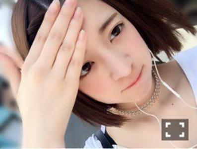 吊された紙と壁の時計 吉田綾乃クリスティーのサムネイル