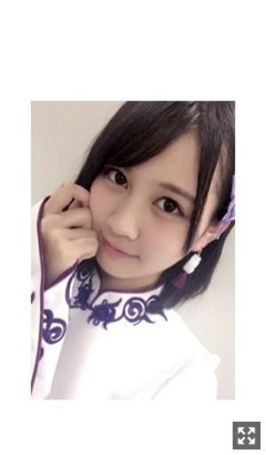 人間が緑の葉っぱを食べてます。中村麗乃のサムネイル