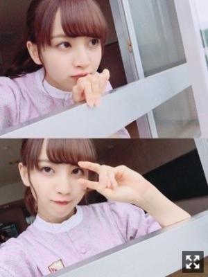 黒いスカートの上に海苔のお菓子こぼして拾おうとしたけど同化してわからない  74.のサムネイル