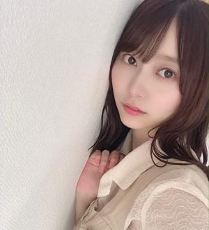 もたれ掛かる☺︎弓木奈於のサムネイル