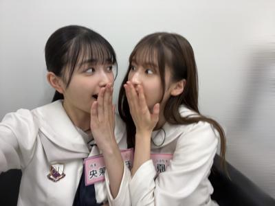 バンドエイドはゆっくり剥がす派ですか？私は勢いで剥がす派です。　菅原咲月 - 画像2