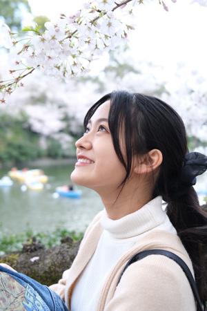 満開の桜の中 - 画像2