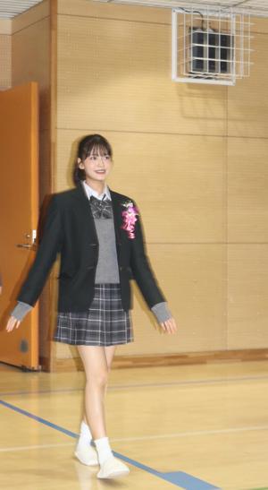 制服を脱いでサヨナラを… - 画像2