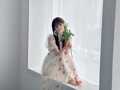 白　#アップトゥボーイ #小川彩