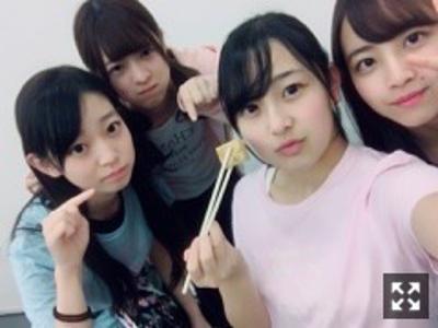 カーテンの裏にカワウソ。 向井葉月 - 画像2