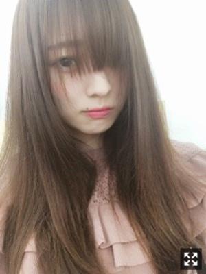 下向きがち。梅澤美波 - 画像4