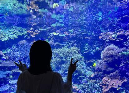 目薬した後に涙目になってるのを見られて、泣いてるって思われたくないからギリギリまで目薬を顔付近で持っときますよね(あるある提供:増本綺良) - 画像2