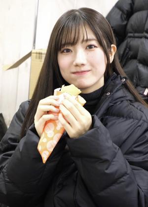 こんにちは、クレープ美味しそうに食べている小田倉です。 - 画像1