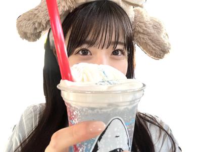 クリームソーダを飲んだのだけど上にグミが乗ってたし思いがけずストローからゼリーが出てきて、しかもそのゼリーがシュワシュワのゼリーですっごくうれしかった、80のサムネイル